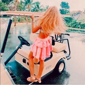 Meet your Posher!! ⚡️👙🏄‍♀️